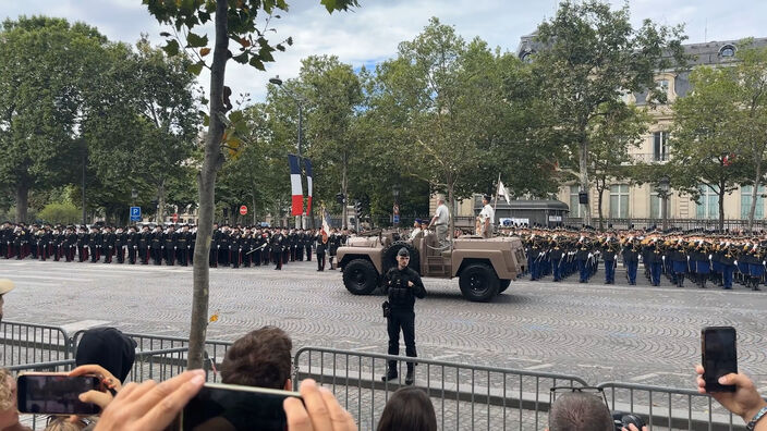 14-Juillet : les Parisiens au rendez-vous sur l'avenue des Champs-Elysées pour le défilé