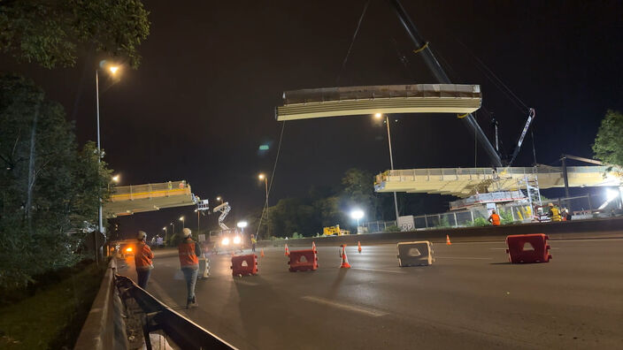 JO 2024 : une nouvelle passerelle a été déposée au-dessus de l'A1 en Seine-Saint-Denis