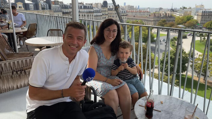 Une famille parisienne vient se rafraichir en terrasse.