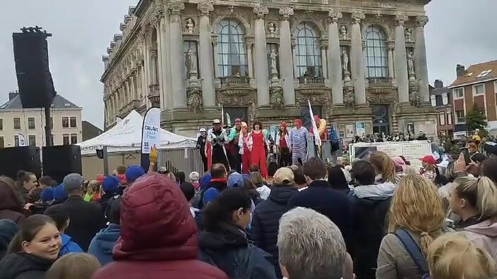 Ambiance sur la place du Grand théâtre pour la dernière étape du relais de la flamme olympique à Calais