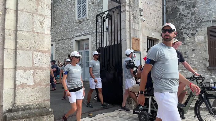 "J'attends ça depuis 6 mois" : On a suivi Simon Cohen porteur de la flamme olympique à Provins